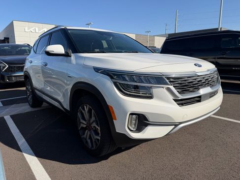 Used 2021 Kia Seltos SX w/ SX Sunroof Package image 2