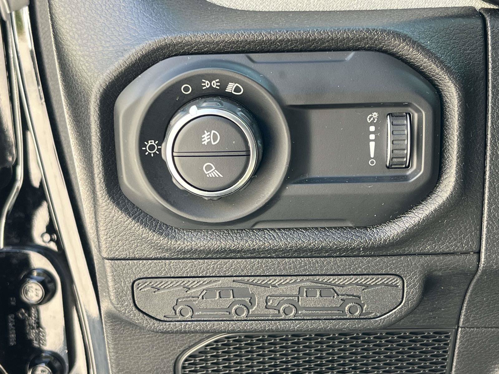 Used 2025 Jeep Gladiator Sport AWD/4WD image 36