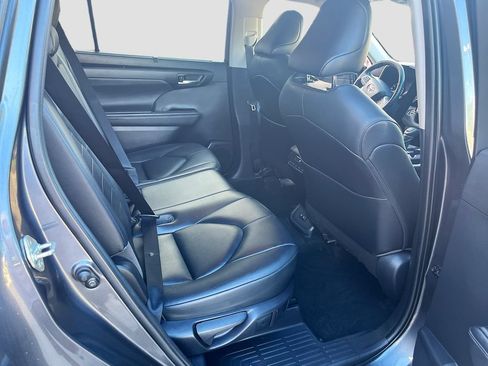 Used 2020 Toyota Highlander XLE AWD/4WD image 29