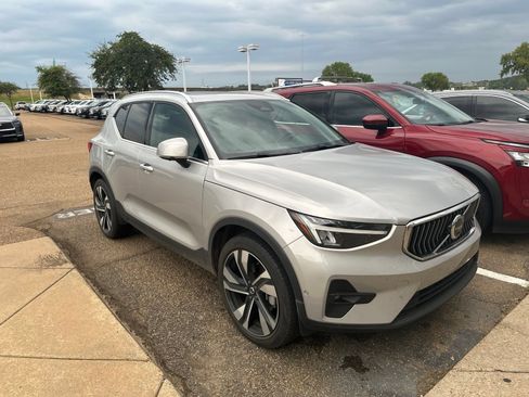 Used 2025 Volvo XC40 B5 Plus AWD/4WD image 3