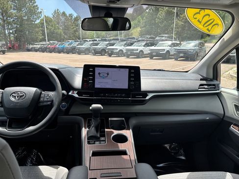 Used 2023 Toyota Sienna LE AWD/4WD image 21