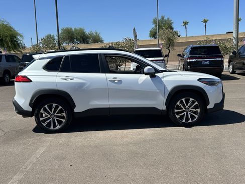 Used 2022 Toyota Corolla Cross XLE AWD/4WD image 6