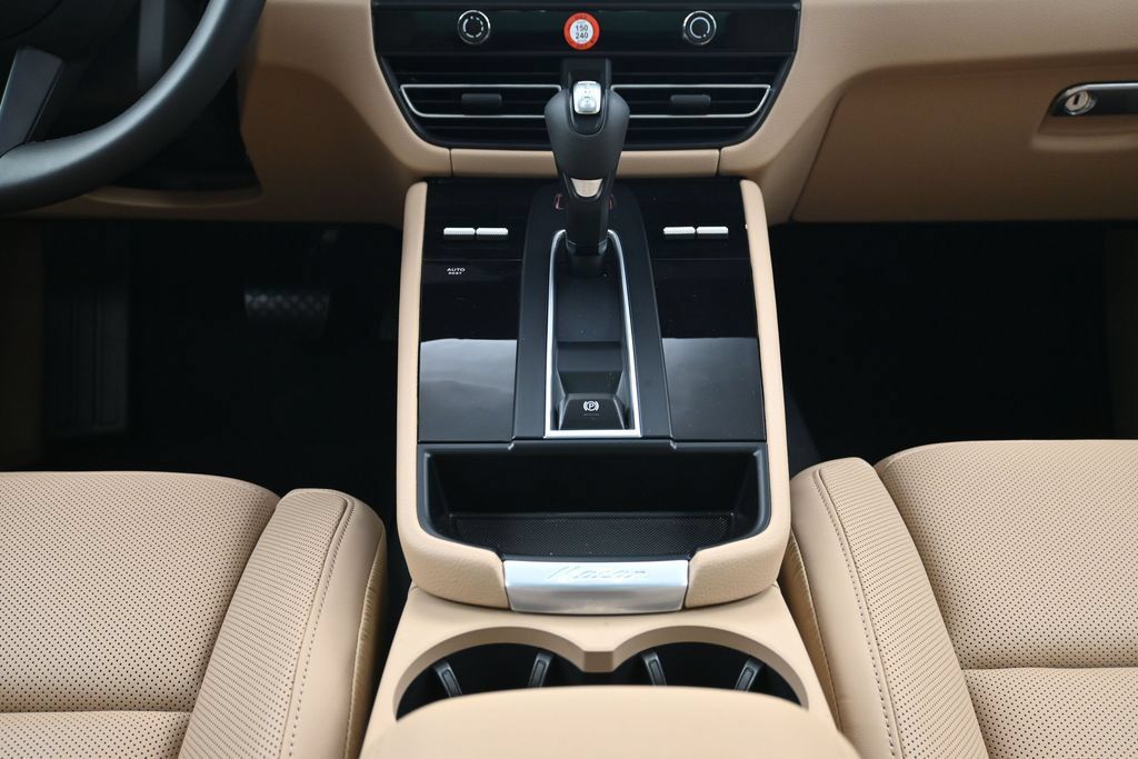 Used 2026 Porsche Macan AWD/4WD image 10
