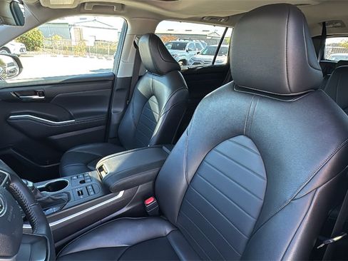 Certified 2024 Toyota Highlander XLE image 19