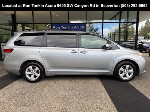 Used 2017 Toyota Sienna LE FWD image 8
