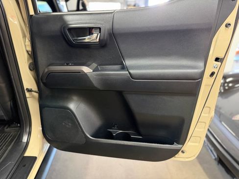 Used 2016 Toyota Tacoma TRD Off-Road image 23