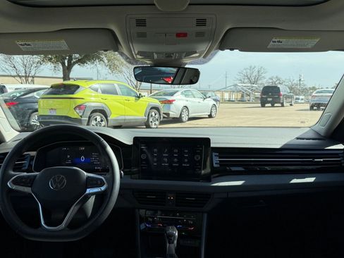 Used 2025 Volkswagen Jetta SE image 34