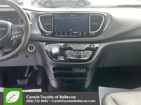 Used 2024 Chrysler Pacifica Select image 25