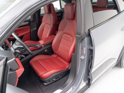 Certified 2025 Porsche Macan Electric RWD image 5