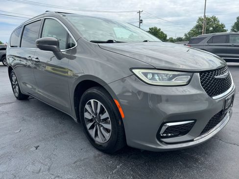 Used 2021 Chrysler Pacifica Touring-L FWD image 15