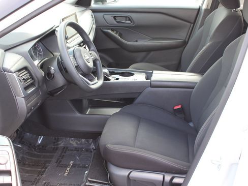 Used 2024 Nissan Rogue S FWD image 12