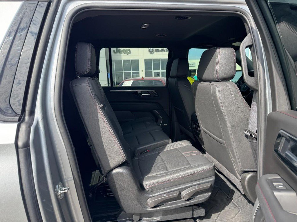 Used 2025 Chevrolet Suburban RST w/ Comfort Package AWD/4WD image 13