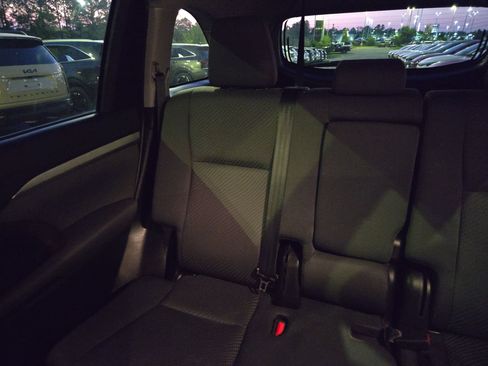 Used 2019 Toyota Highlander LE FWD image 12