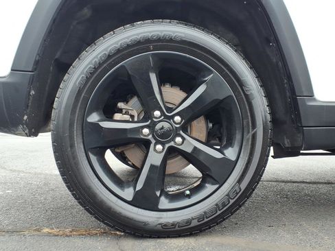 Certified 2023 Jeep Grand Cherokee Altitude image 9