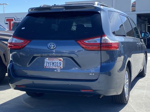 Certified 2017 Toyota Sienna XLE Premium image 4