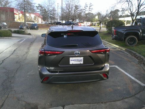 Used 2022 Toyota Highlander LE image 11