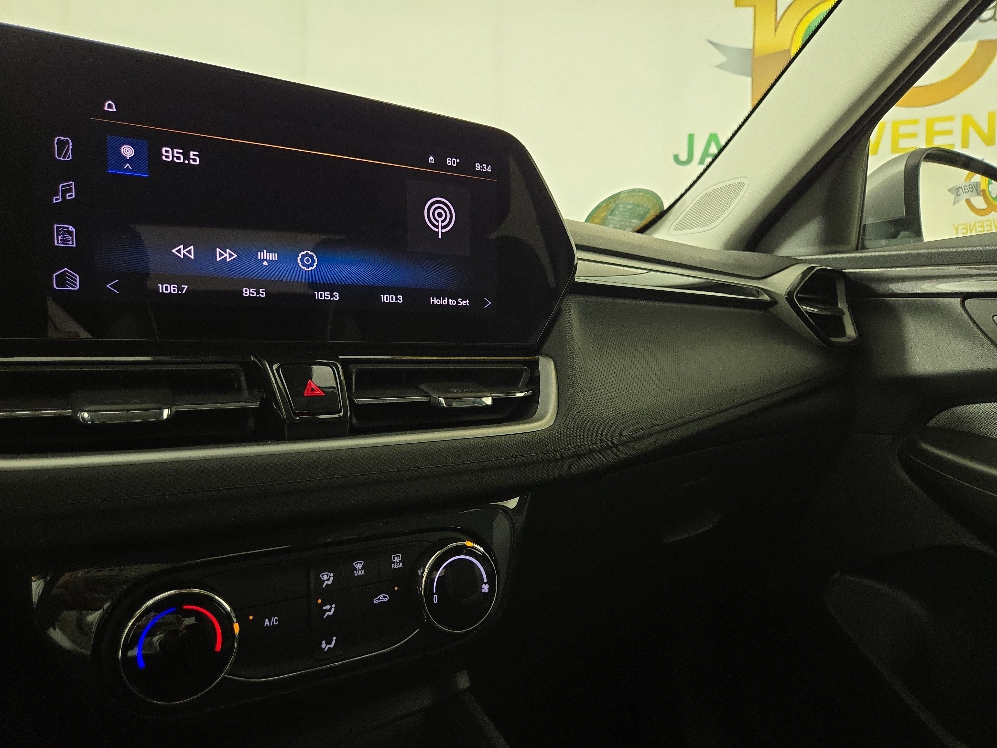 Used 2025 Chevrolet TrailBlazer LT AWD/4WD image 21