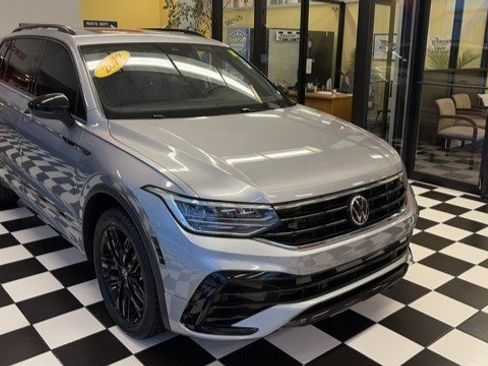 Certified 2022 Volkswagen Tiguan SE R-Line image 1