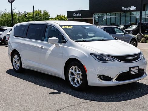 Used 2018 Chrysler Pacifica Touring Plus w/ Tire & Wheel Group FWD image 6