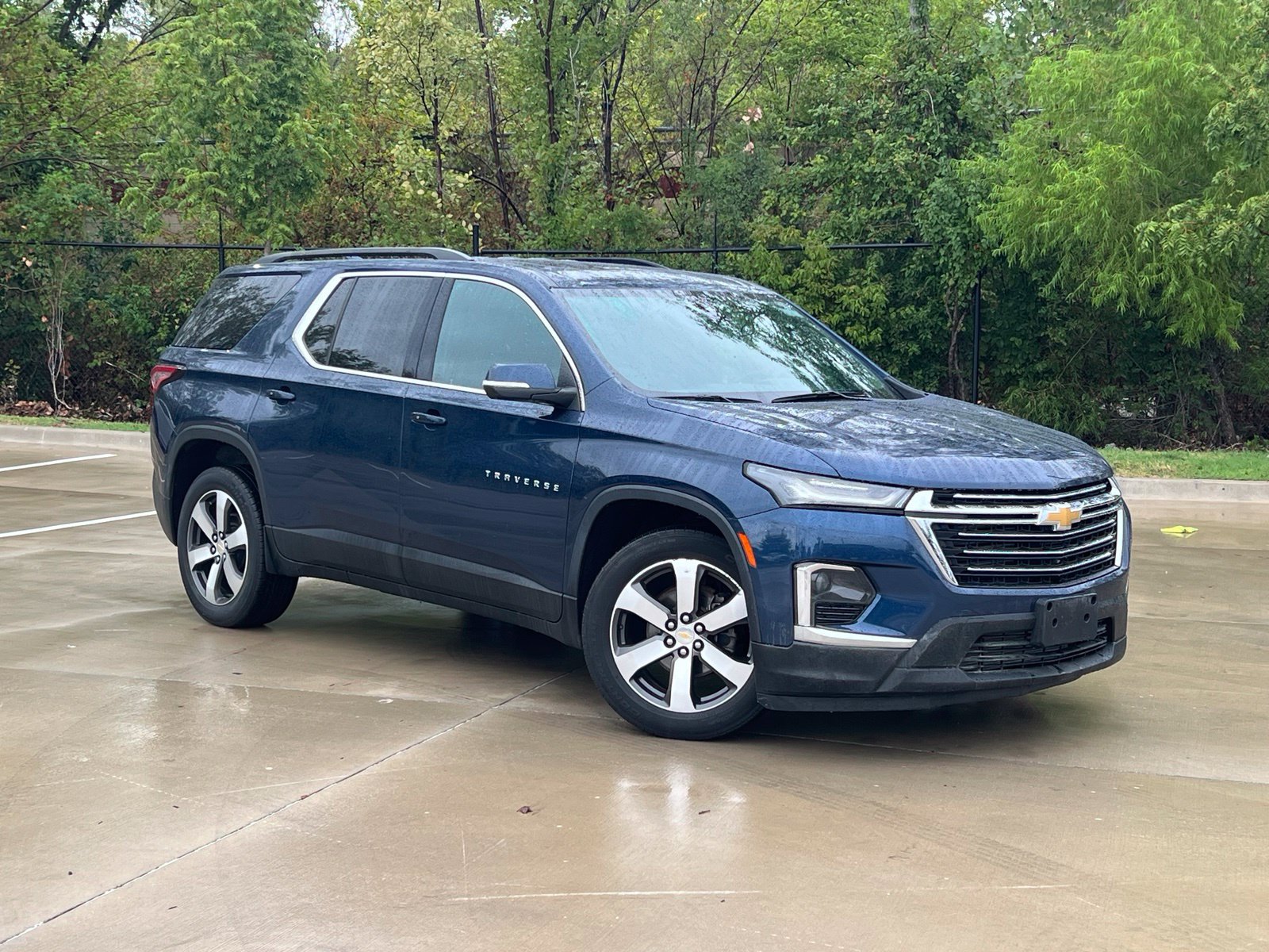 Used 2023 Chevrolet Traverse LT w/ LT Premium Package AWD/4WD image 1