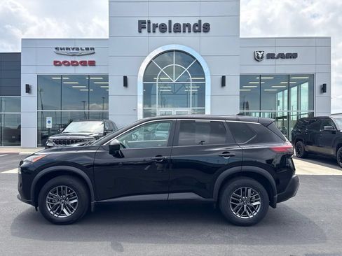 Used 2023 Nissan Rogue S AWD/4WD image 2