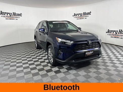 Used 2022 Toyota RAV4 XLE Premium image 6
