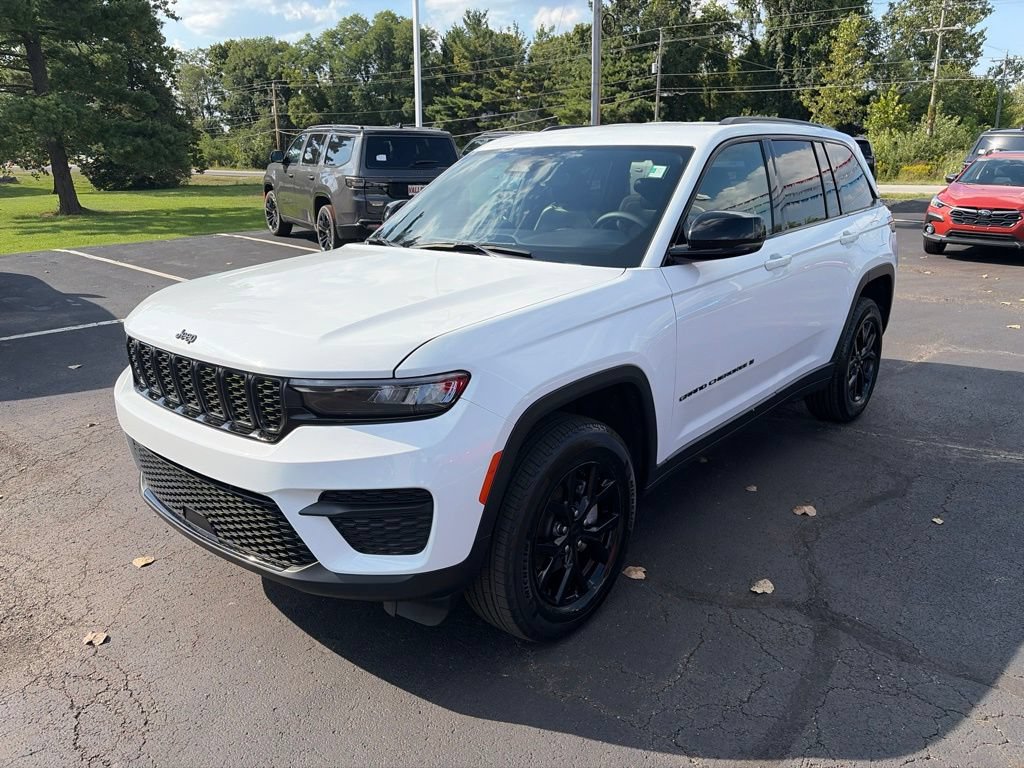 Certified 2025 Jeep Grand Cherokee Altitude AWD/4WD image 2