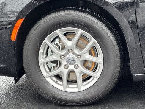 Used 2025 Chrysler Pacifica Select image 32