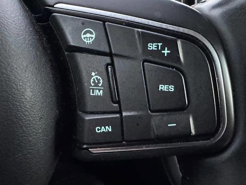 Used 2017 Jaguar F-PACE Premium image 17