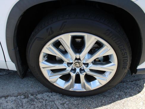 Used 2023 Toyota Highlander Limited FWD image 10