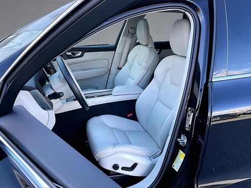 Used 2021 Volvo XC60 T5 Momentum image 20