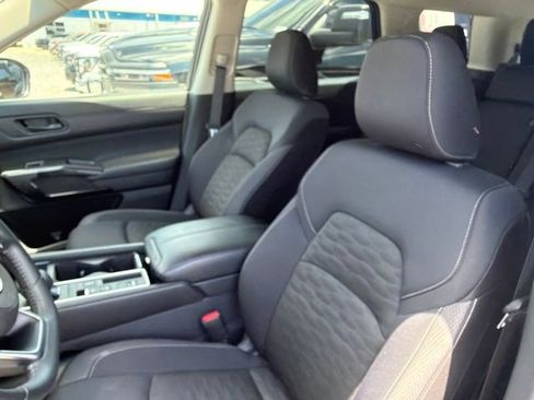 Used 2025 Nissan Pathfinder SV FWD image 8