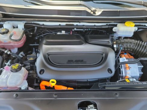 Used 2024 Chrysler Pacifica Select image 26