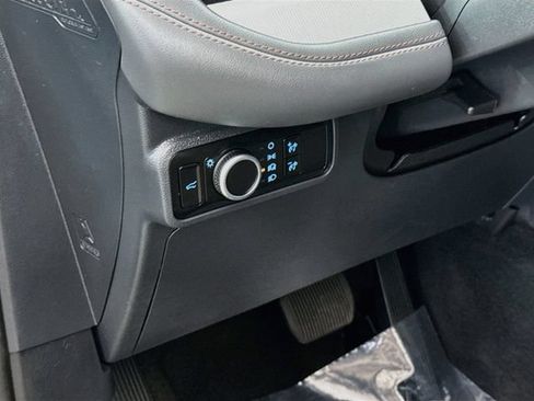 Used 2025 Ford Explorer Active AWD/4WD image 10