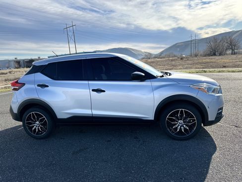 Used 2020 Nissan Kicks S image 4