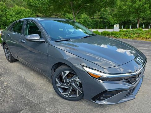 Used 2025 Hyundai Elantra SEL FWD image 7