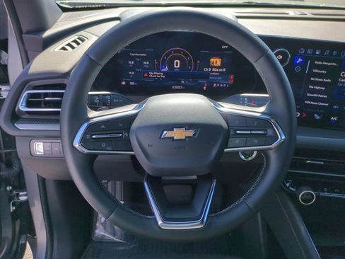 Used 2025 Chevrolet Traverse LT FWD image 14