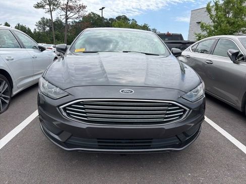 Used 2017 Ford Fusion SE FWD image 2