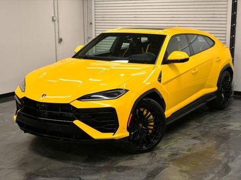 Used 2025 Lamborghini Urus SE AWD/4WD image 2