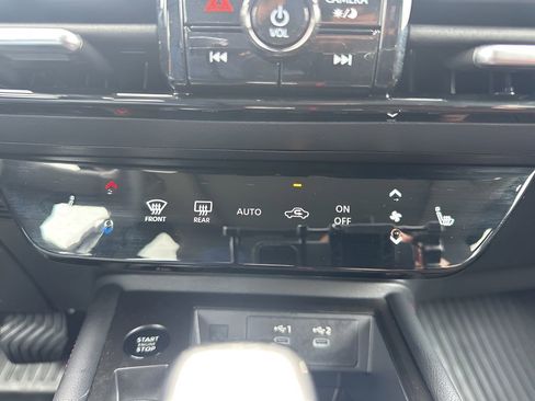 Used 2025 Nissan Kicks SR w/ SR Premium Package image 18