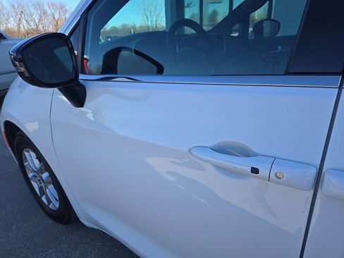 Used 2025 Chrysler Pacifica Select image 25