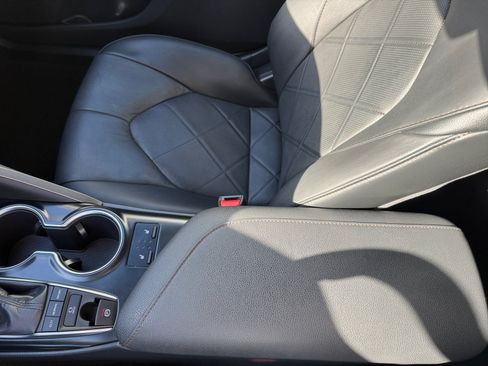 Used 2018 Toyota Camry XLE FWD image 14