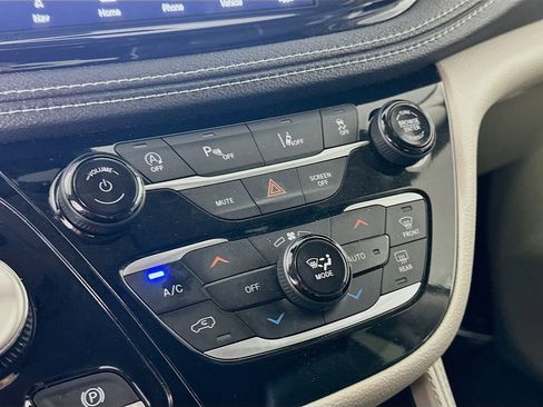 Used 2023 Chrysler Pacifica Limited FWD image 29