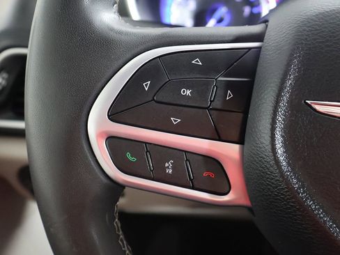 Used 2023 Chrysler Pacifica Touring-L FWD image 38