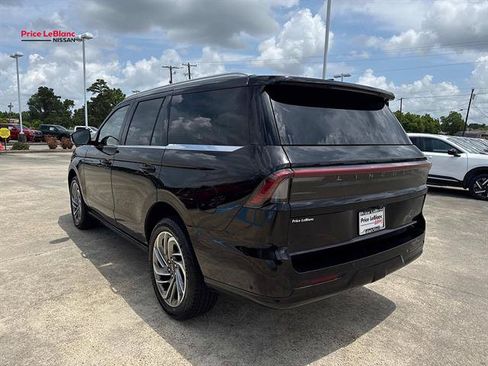 Used 2025 Lincoln Navigator Reserve AWD/4WD image 5