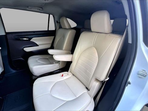 Used 2022 Toyota Highlander XLE AWD/4WD image 20