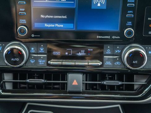 Used 2022 Toyota Highlander XLE AWD/4WD image 23