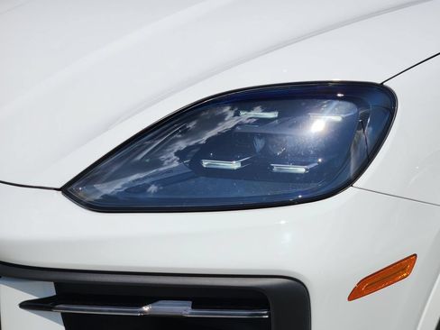 Used 2024 Porsche Cayenne AWD/4WD image 9