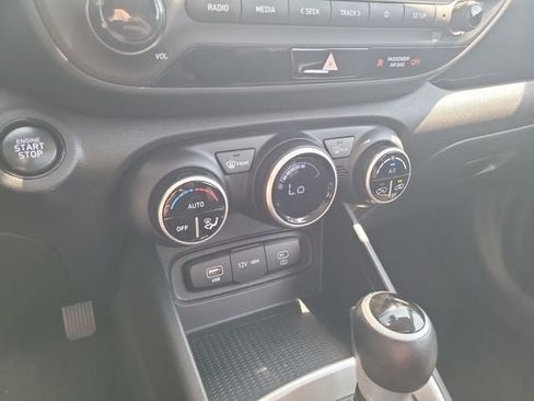 Used 2025 Hyundai Venue SEL FWD image 18
