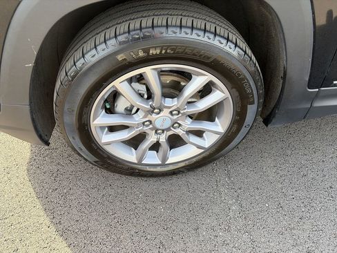 Used 2024 GMC Terrain SLT AWD/4WD image 10